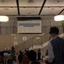アルカンシエル横浜 luxe mariageの画像｜披露宴会場内と階段、スクリーン