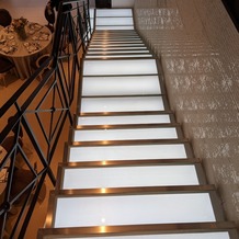 アルカンシエル横浜 luxe mariageの画像｜披露宴会場｢New York ｣
New Yorkだけ、光る階段になってます。