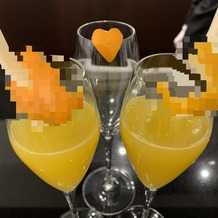 アルカンシエル横浜 luxe mariageの画像｜歓談時にバーカウンターでいただける生オレンジジュース