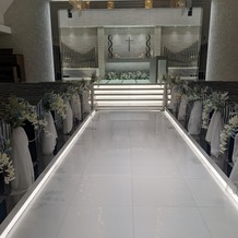 アルカンシエル横浜 luxe mariageの画像｜チャペルは白をベースにしたデザイン。