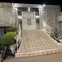 アルカンシエル横浜 luxe mariageの画像｜一部屋外エリアあり。階段でのフラワーシャワー可能