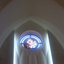 アルカンシエルガーデン名古屋の画像｜ステンドグラスから光が入ってきて美しかったです。