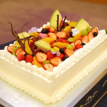 倉敷国際ホテルの画像｜果物たくさんのウェディングケーキにしました