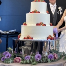 ホテルアソシア静岡の画像｜ウエディングケーキは写真のみで選びましたが想像より大きく豪華で、ゲストの方の目を引いていました。