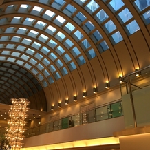 ホテルグランヴィア大阪の画像｜グランヴィア大阪のロビーフロアです。近代的な建物です。