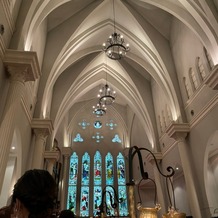 OSAKA St.BATH CHURCH（大阪セントバース教会）の画像｜建物内にあるチャペルと思えないほど高い天井