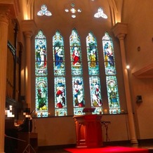 OSAKA St.BATH CHURCH（大阪セントバース教会）の画像｜時間帯によってステンドグラスの輝きが変わります