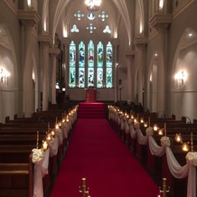 OSAKA St.BATH CHURCH（大阪セントバース教会）の画像｜赤い絨毯の先には18世紀に実際に使われていたステンドグラス。クラシカルで上質な雰囲気。