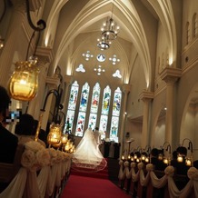 OSAKA St.BATH CHURCH（大阪セントバース教会）の画像｜赤いバージンロードとステンドグラス