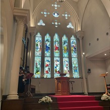 OSAKA St.BATH CHURCH（大阪セントバース教会）の画像｜赤のバージンロードとステンドグラスの組み合わせが素敵です