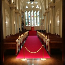 OSAKA St.BATH CHURCH（大阪セントバース教会）の画像｜チャペル（扉から見たところ）