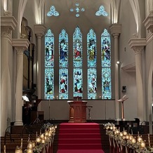OSAKA St.BATH CHURCH（大阪セントバース教会）の画像｜赤いバージンロードに実際海外の教会で使用されていたステンドグラス。
キャンドルもフェイクではない。