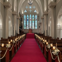 OSAKA St.BATH CHURCH（大阪セントバース教会）の画像｜挙式内、赤のカーペット