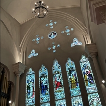 OSAKA St.BATH CHURCH（大阪セントバース教会）の画像｜天井の広さ、ステンドグラス