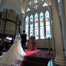 OSAKA St.BATH CHURCH（大阪セントバース教会）の画像｜トレーンが可愛すぎました！ゲストからもみんなから言ってもらえました！