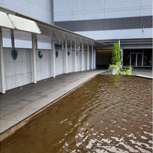 ヒルトン大阪の画像｜バージンロードは雨の日でも歩けるように屋根付き