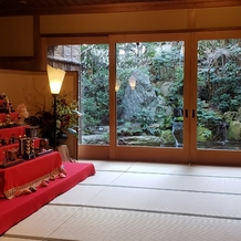 つきじ治作の画像｜玄関口。
挙式当日はお琴の先生が生演奏をされるそうです。