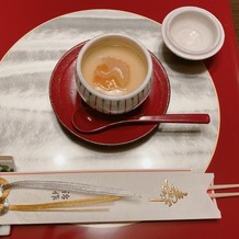 つきじ治作の画像｜2品目茶碗蒸しです。
中には、野菜で作られた鶴と亀がいます。実際の披露宴でも出されるそうです。