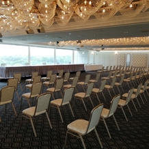 ＫＫＲホテル東京の画像｜10階の披露宴会場(見学時は記者会見会場としてセッティングされていました)
