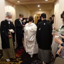 ＫＫＲホテル東京の画像｜神前式会場を出た廊下で折り鶴シャワーの演出も叶えてくれます