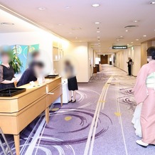 ＫＫＲホテル東京の画像｜受付。裏手側には待合室のように椅子やテーブルが並んでます。
