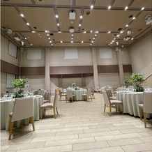 アールベルアンジェ仙台の画像｜天井高い披露宴会場、演出はプロジェクションマッピング