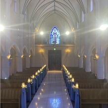 ザ・ロイヤルクラシック姫路の画像｜広々とした教会で、青いステンドグラスに光が入ると幻想的でした。
