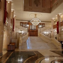 ザ・ロイヤルクラシック姫路の画像｜ロビー、シャンデリア、大階段