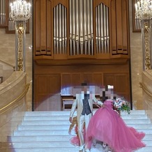 ザ・ロイヤルクラシック姫路の画像｜正面玄関の階段から降りてくるシーンです。