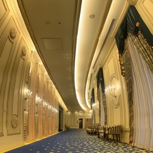 ザ・ロイヤルクラシック姫路の画像｜披露宴会場前の廊下。明るいです。