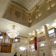 ザ・ロイヤルクラシック姫路の画像｜前撮りの写真ですが、式場の大階段です。ここから降りる演出もできます