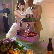 ベルクラシック福岡大濠の画像｜披露宴のときのケーキにナイフを入れる際の写真です。