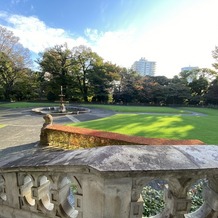 綱町三井倶楽部の画像｜庭園。こちらで乾杯をするとのこと。