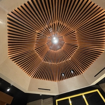 ホテルメトロポリタン仙台の画像｜チャペル頭上の木のデザインが印象的