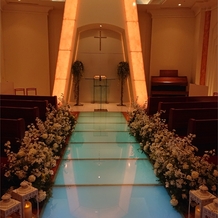 ホテルオークラ東京ベイの画像｜LEDライトで色が変わるチャペル