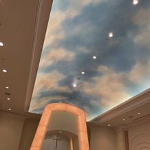 ホテルオークラ東京ベイの画像｜挙式会場の天井