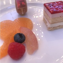 新横浜グレイスホテル／ロゼアン シャルムの画像｜デザートのセット。
フルーツでさっぱり爽やかに！
マカロンは、しっとりしてて美味しかったです。