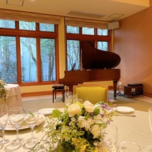 ニューアート・エレガンス ●ホテル軽井沢エレガンスの画像｜披露宴会場にあるピアノ