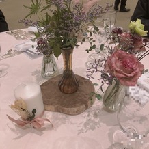 ニューアート・エレガンス ●ホテル軽井沢エレガンスの画像｜テーブル装花
キャンドルや花瓶、木などを飾りました