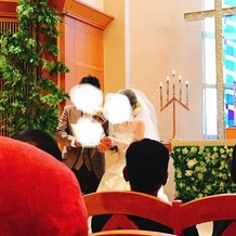 ホテル大阪ガーデンパレスの画像｜挙式で、結婚の宣誓をする2人。寄り添いながら読み上げる姿に親御様がうるっと。