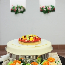 ホテル大阪ガーデンパレスの画像｜Aimerプランに入っているウェディングケーキの様子
（装花はプラン外です）