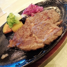 札幌ガーデンパレスの画像｜メイン料理のステーキランチ。お肉はちょっと固め。添えてある野菜が甘くて美味しかった。