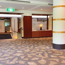 京都ガーデンパレスの画像｜ウエディング専用ロビー（2階）
2階までの階段
エレベーターもあります。