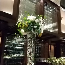 ザ・リトルチェルシーの画像｜卓上の装花
ガラスの容器がとてもおしゃれ
大きいけどシンプルで視界を邪魔しない