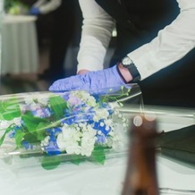 ザ・チェルシーの画像｜披露宴終盤、スタッフがお花を包んでくれている姿です。