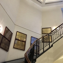 ホテルモントレ銀座の画像｜披露宴会場に向かう途中の螺旋階段。ドレスが映えると思います。