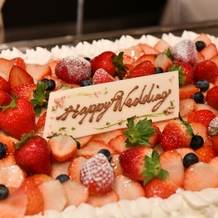 ホテルモントレエーデルホフ札幌の画像｜ウェディングケーキ。平置きのケーキにしましたが、イチゴがたくさんで豪華。見劣りしません。