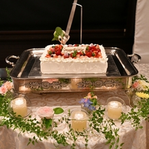 ホテルモントレエーデルホフ札幌の画像｜ウェディングケーキと周りのお花。
ナイフにお花をつけたのもこだわり。