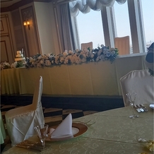 ホテルモントレエーデルホフ札幌の画像｜窓の大きな光が入る会場で高砂の装花