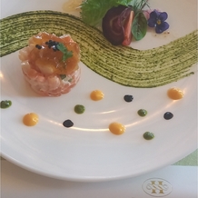 ホテルモントレエーデルホフ札幌の画像｜サーモンとアボカドの前菜
バジルソースがとても美味しかった
